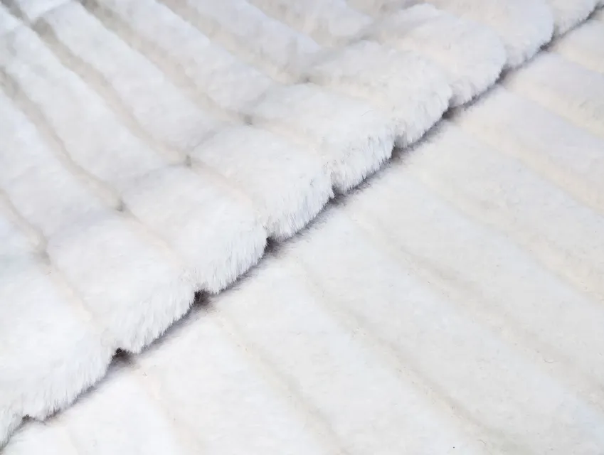 Хутро смужка 30 мм, білий (відріз 1,1 м) - фото 1 - інтернет-магазин tkani-atlas.com.ua