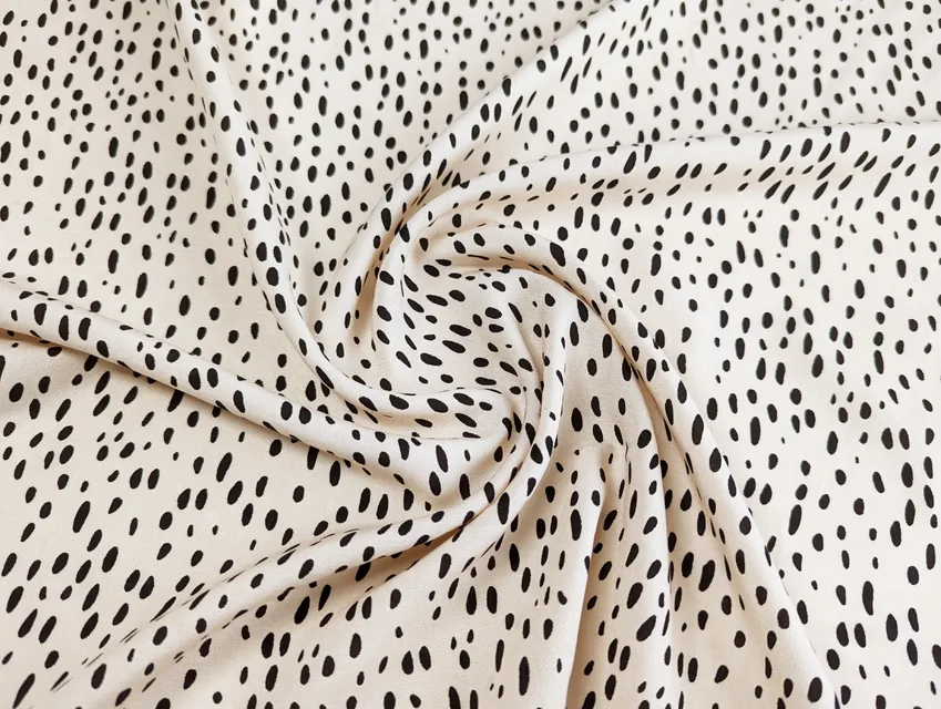 Штапель шелковистый россыпь горошков, черный на бежевом (отрез 3 м) - фото 1 - интернет-магазин tkani-atlas.com.ua