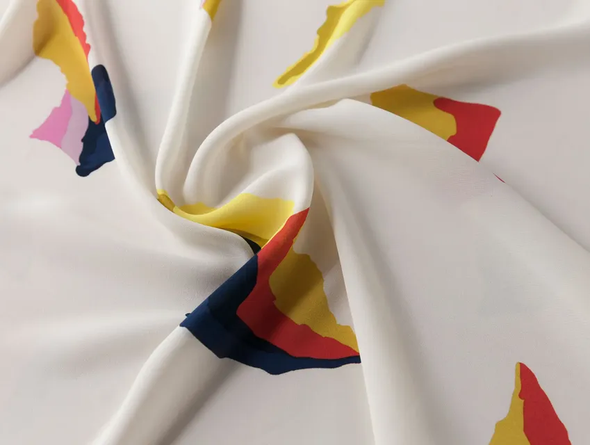 Шифон софт Грейс яркая абстракция, молочный (отрез 2,9 м) - фото 1 - интернет-магазин tkani-atlas.com.ua