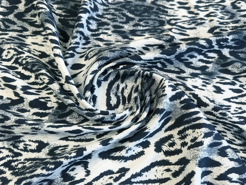 Вискоза шелк Бохо снежный барс, серый с темно-синим (отрез 1 м) - фото 1 - интернет-магазин tkani-atlas.com.ua