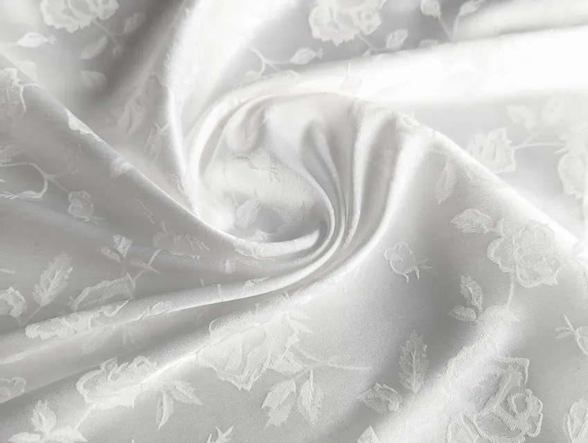 Сатин жаккард розы, молочный (отрез 0,8 м) - фото 1 - интернет-магазин tkani-atlas.com.ua