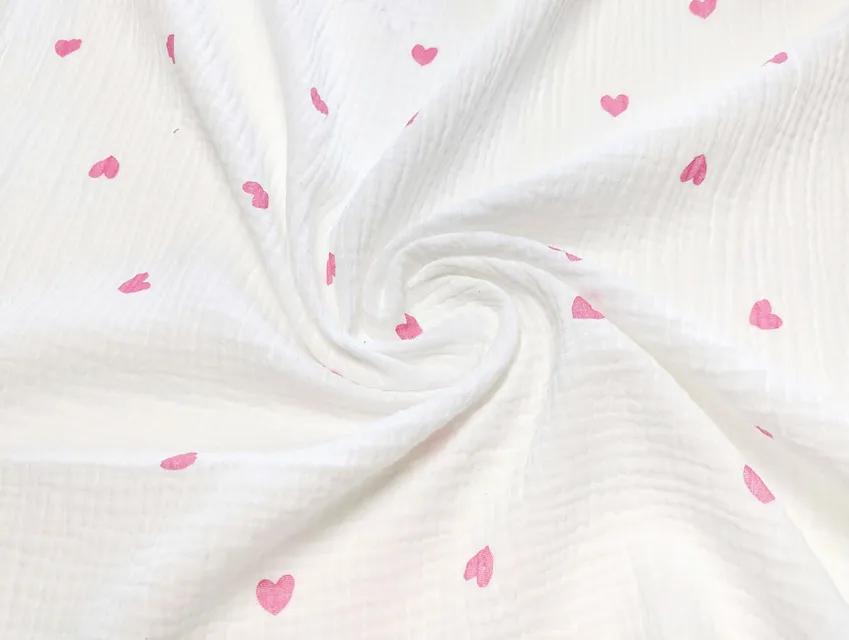 Муслин рисунок сердечки, розовый на молочном (отрез 1,2 м) - фото 1 - интернет-магазин tkani-atlas.com.ua