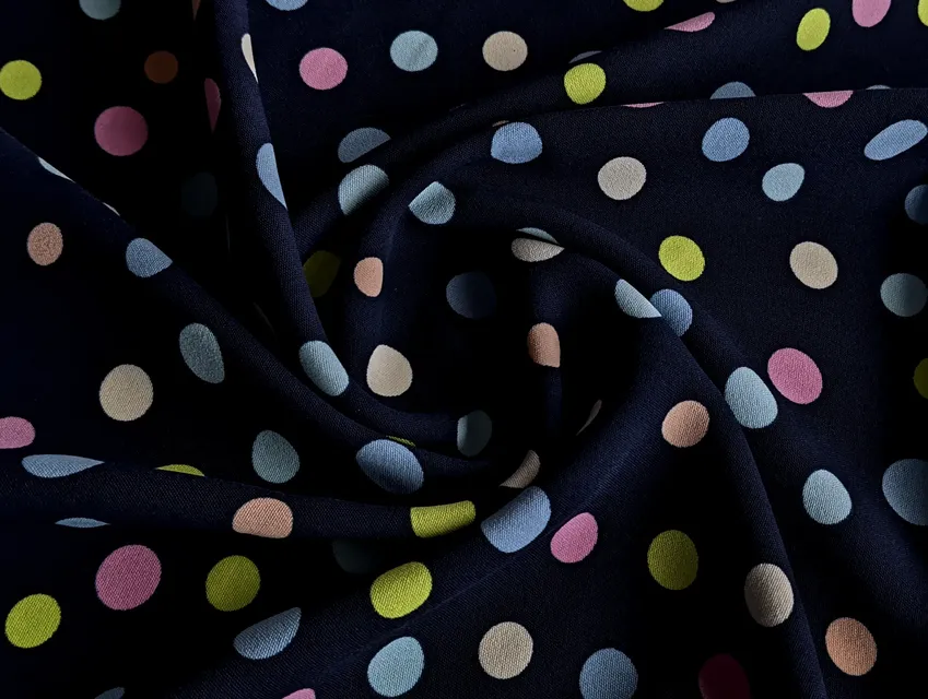 Американський креп малюнок різнокольорові горошки, темно-синій (відріз 0,7 м) - фото 1 - інтернет-магазин tkani-atlas.com.ua