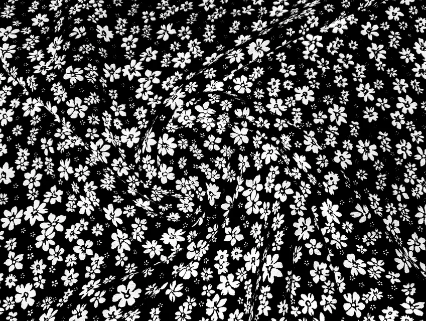 Штапель шелковистый цветочная поляна, черный с молочным (отрез 1,1 м) - фото 1 - интернет-магазин tkani-atlas.com.ua