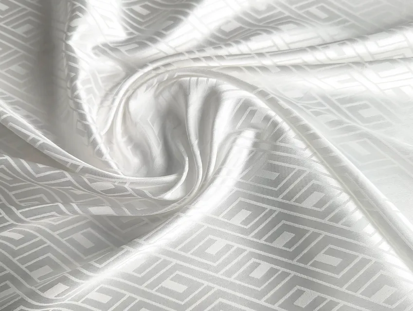 Сатин жаккард геометрический, молочный (отрез 1,8 м) - фото 1 - интернет-магазин tkani-atlas.com.ua