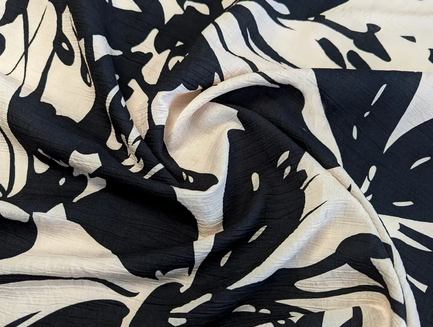Штапель кринкл малюнок квіткові силуети, бежевий з чорним (відріз 2,6 м) - фото 1 - інтернет-магазин tkani-atlas.com.ua