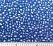 Штапель шелковистый неравномерные горошки, белые на синем - фото 2 - интернет-магазин tkani-atlas.com.ua