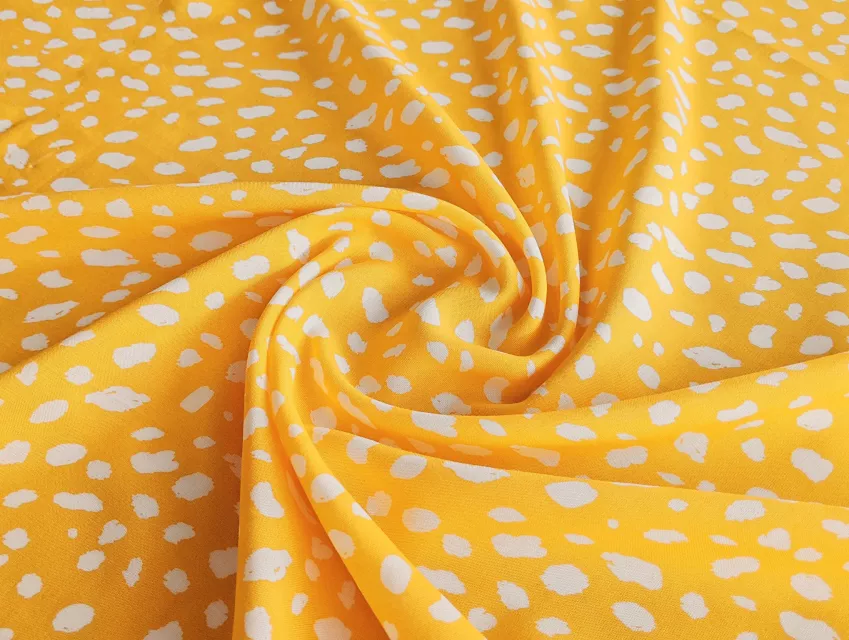 Штапель шелковистый неравномерные горошки, белый на горчичном - фото 1 - интернет-магазин tkani-atlas.com.ua