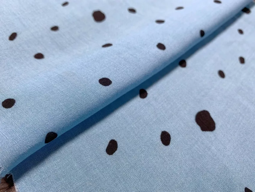Штапель неравномерные горошки, черные на голубом - фото 1 - интернет-магазин tkani-atlas.com.ua