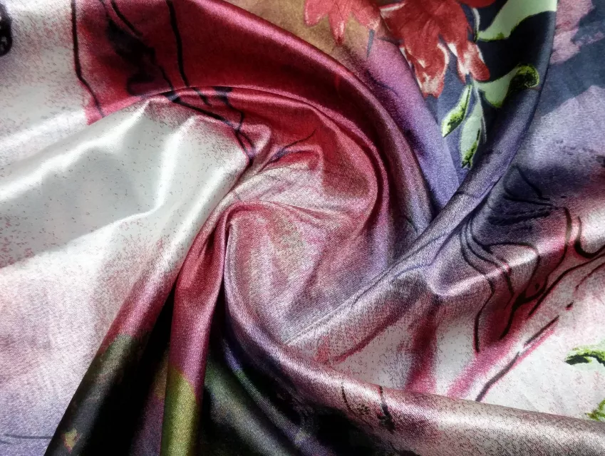 Атлас стрейчевый цветочная акварель, красный - фото 1 - интернет-магазин tkani-atlas.com.ua