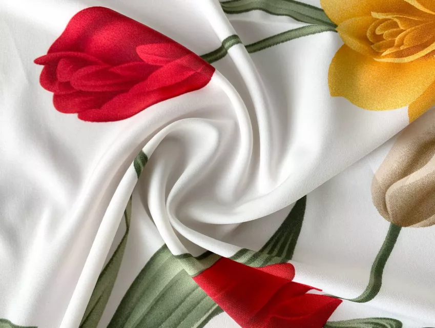 Французька віскоза софт червоні тюльпани, молочний - фото 1 - інтернет-магазин tkani-atlas.com.ua