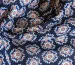 Шифон креповый цветочная геометрия, персиковый на темно-синем - фото 2 - интернет-магазин tkani-atlas.com.ua