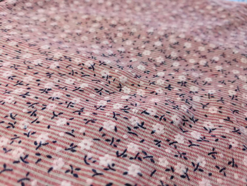 Коттон марлевка с лакрой полосочка 1 мм с цветочками, розовый - фото 1 - интернет-магазин tkani-atlas.com.ua