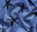 Джинсовая костюмка морские звезды, черный на джинсовом - фото 3 - интернет-магазин tkani-atlas.com.ua