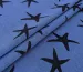 Джинсовая костюмка морские звезды, черный на джинсовом - фото 1 - интернет-магазин tkani-atlas.com.ua
