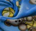 Флис принт мишки с мячиком, голубой с желтым - фото 4 - интернет-магазин tkani-atlas.com.ua