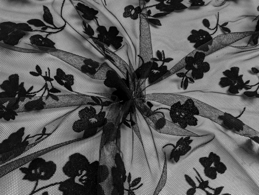 Сетка с флоком полевые цветы, черный - фото 1 - интернет-магазин tkani-atlas.com.ua