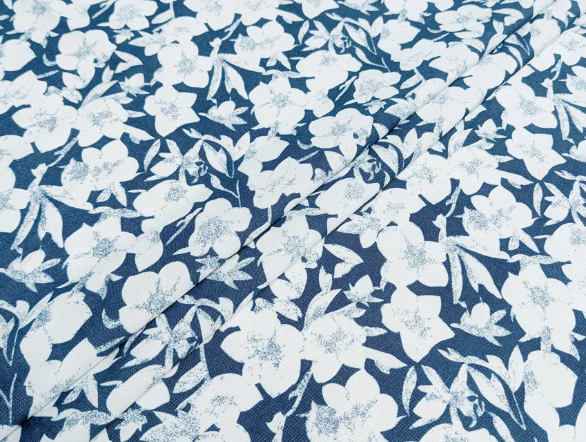 Джинс тенсел цветочный, белый на синем - фото 1 - интернет-магазин tkani-atlas.com.ua