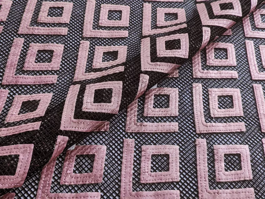 Сітка шкіра ромби, пудра на чорному - фото 1 - інтернет-магазин tkani-atlas.com.ua