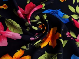 Американский креп рисунок лилии, многоцветовой на черном - интернет-магазин tkani-atlas.com.ua