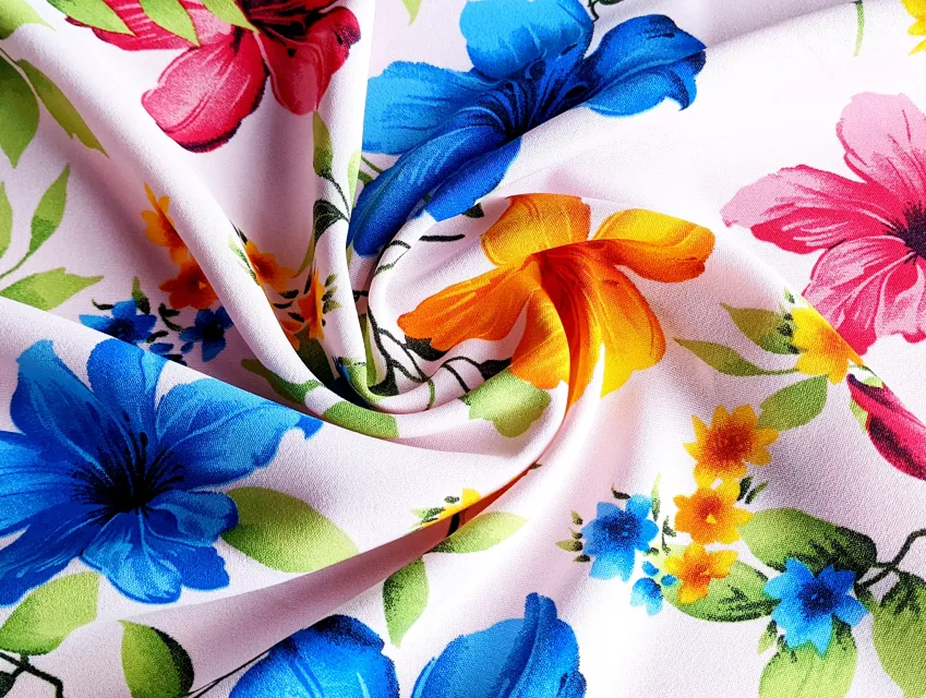 Американский креп рисунок лилии, многоцветовой на пудровом - фото 1 - интернет-магазин tkani-atlas.com.ua