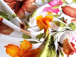 Американский креп рисунок лилии, многоцветовой на молочном - интернет-магазин tkani-atlas.com.ua