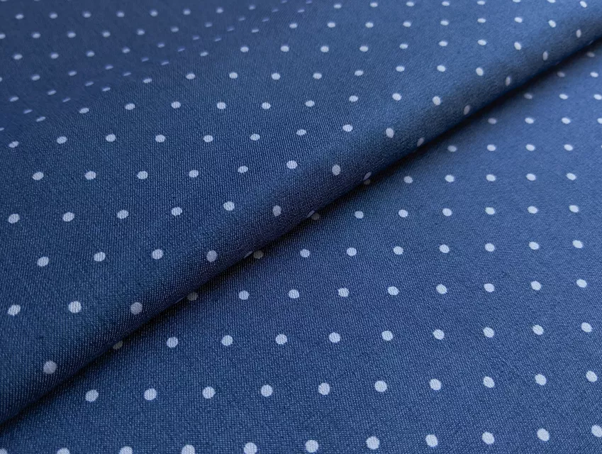 Джинс тенсел горошки 2 мм, білі на синьому (відріз 2,2 м) - фото 1 - інтернет-магазин tkani-atlas.com.ua