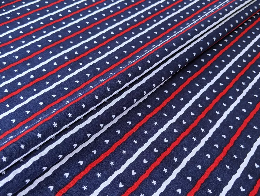 Коттон сердечки на полоске, красно-белый на синем (отрез 2,4 м) - фото 1 - интернет-магазин tkani-atlas.com.ua