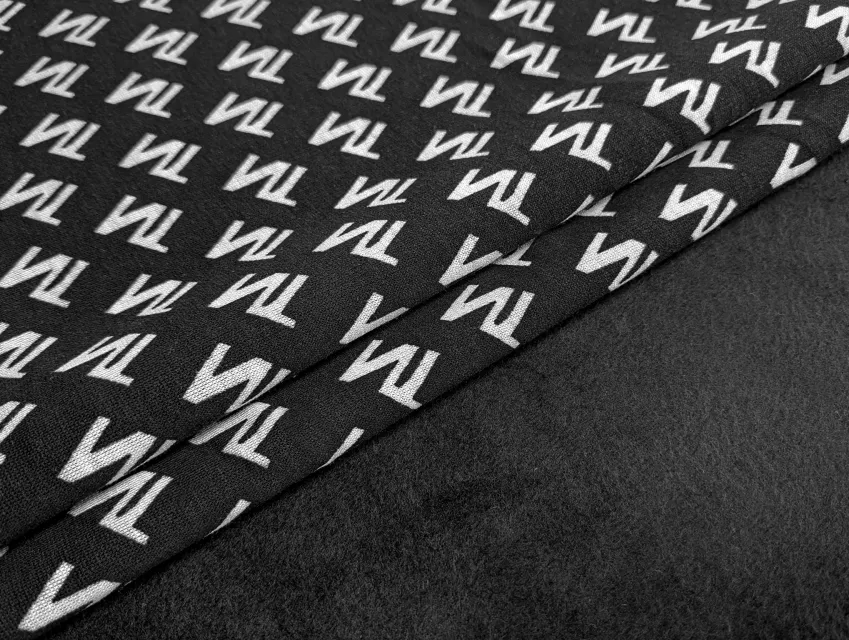 Віскозний трикотаж на хутрі написи, світло-сірий на чорному - фото 1 - інтернет-магазин tkani-atlas.com.ua