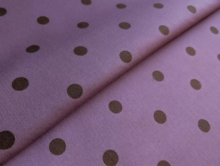 Джинс тенсел горох 10 мм, коричневий на рожевому (відріз 1,5 м) - фото 1 - інтернет-магазин tkani-atlas.com.ua