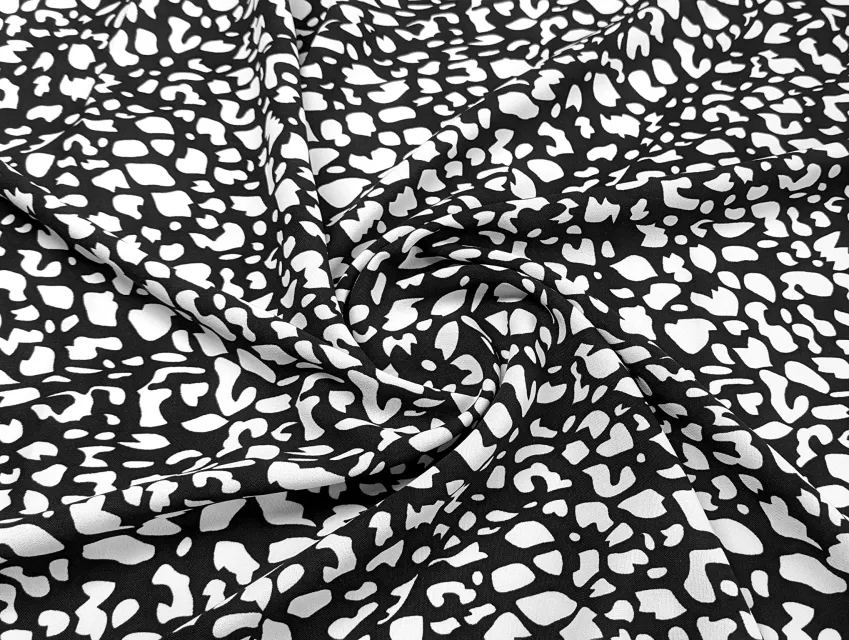 Американский креп рисунок пятнистый, черный с молочным - фото 1 - интернет-магазин tkani-atlas.com.ua