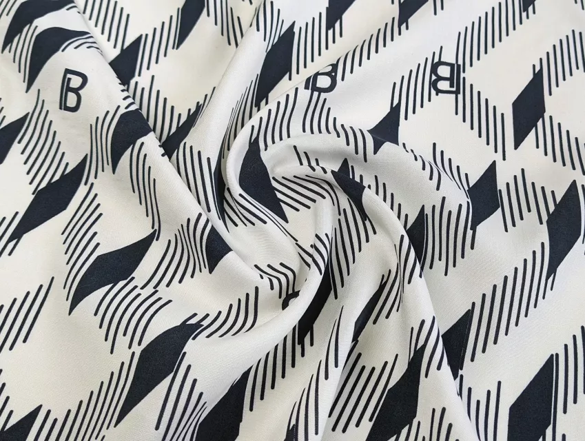 Штапель геометрический, темно-синий на молочном - фото 1 - интернет-магазин tkani-atlas.com.ua