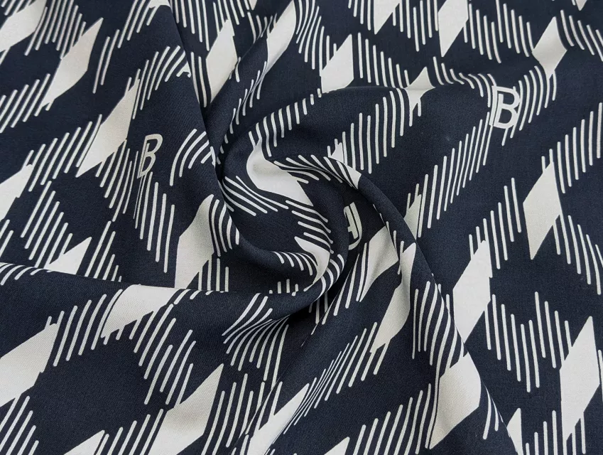 Штапель геометричний, білий на темно-синьому - фото 1 - інтернет-магазин tkani-atlas.com.ua