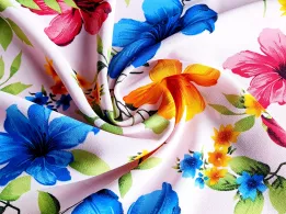 Американский креп рисунок лилии, многоцветовой на пудровом (отрез 1,3 м) - интернет-магазин tkani-atlas.com.ua
