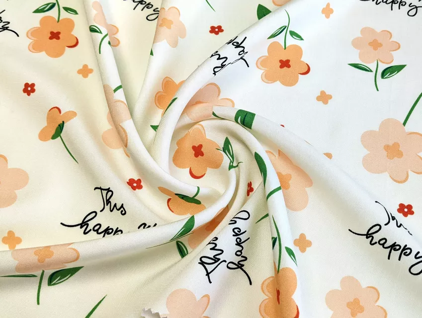 Штапель квітковий з написами, кремовий - фото 1 - інтернет-магазин tkani-atlas.com.ua