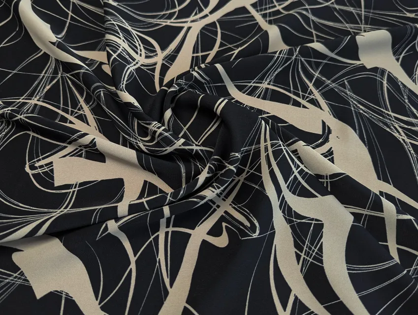 Костюмка шелковистая абстракция, черный с бежевым - фото 1 - интернет-магазин tkani-atlas.com.ua