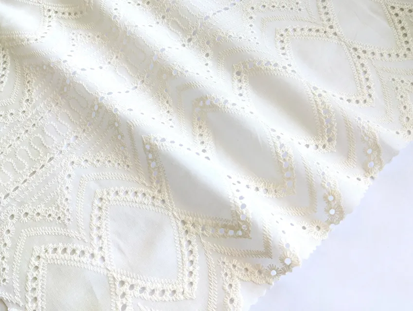 Прошва орнамент, молочный (отрез 1,3 м) - фото 1 - интернет-магазин tkani-atlas.com.ua