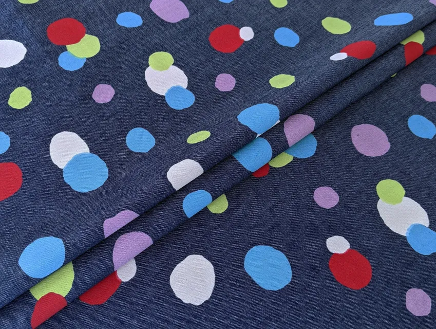 Джинс коттон яркие горохи с красным, темно-голубой (отрез 2 м) - фото 1 - интернет-магазин tkani-atlas.com.ua