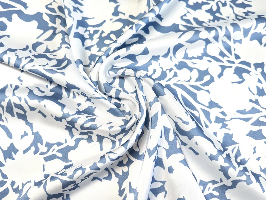 Шовк Армані квіткові силуети, сіро-блакитний на молочному - фото 1 - інтернет-магазин tkani-atlas.com.ua