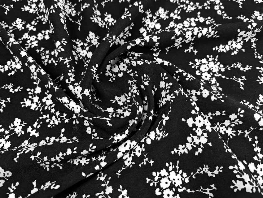Американский креп рисунок цветочное плетение, черный с молочным - фото 1 - интернет-магазин tkani-atlas.com.ua
