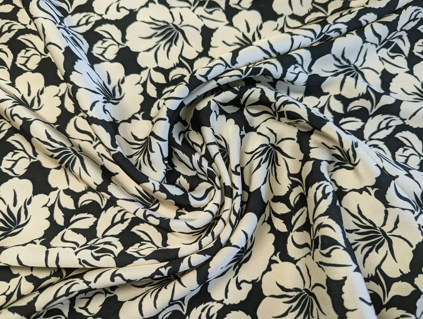 Костюмная Бель цветочный дуэт, бежевый на черном - фото 1 - интернет-магазин tkani-atlas.com.ua