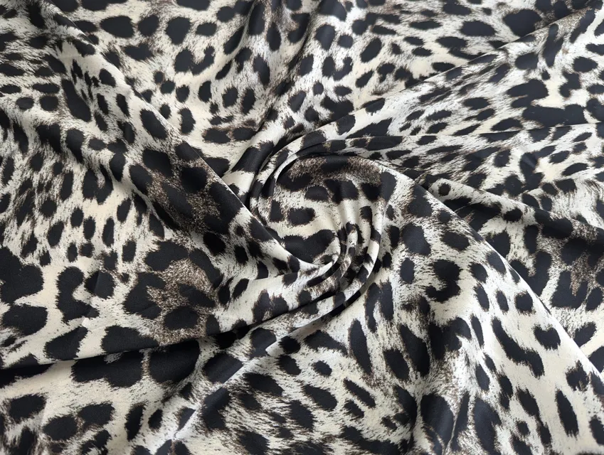 Шовк Армані сніжний барс, коричневий на кремовому - фото 1 - інтернет-магазин tkani-atlas.com.ua