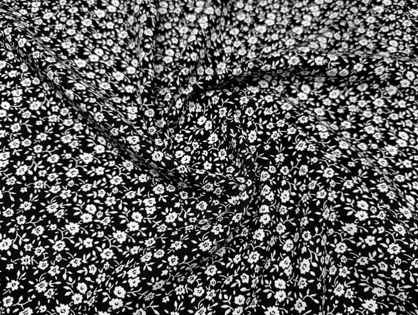 Штапель шелковистый мелкие цветочки, черный с молочным - фото 1 - интернет-магазин tkani-atlas.com.ua