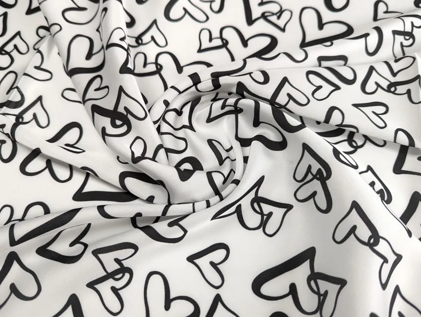 Шовк Армані серцеві силуети, молочний з чорним - фото 1 - інтернет-магазин tkani-atlas.com.ua