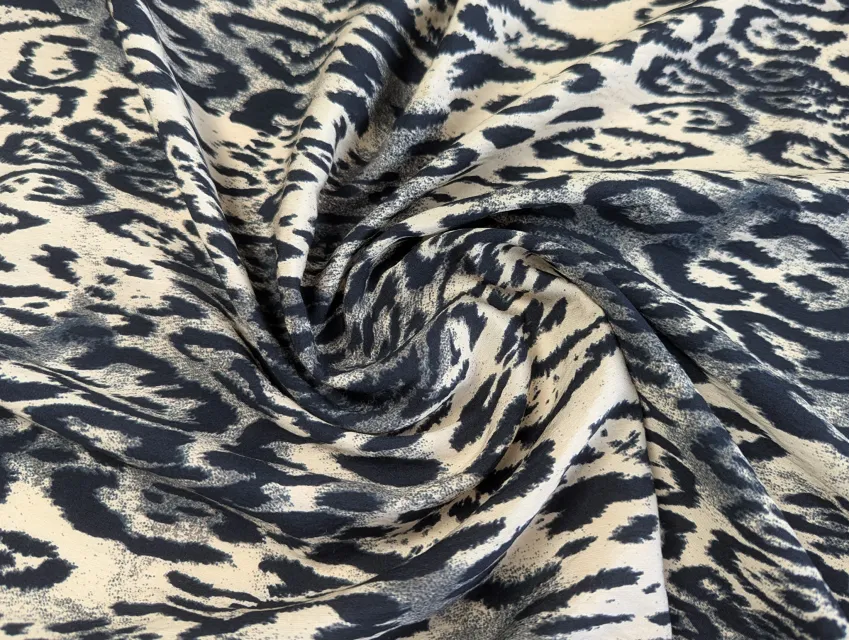 Віскоза шовк Бохо сніжний барс, бежевий з темно-синім - фото 1 - інтернет-магазин tkani-atlas.com.ua