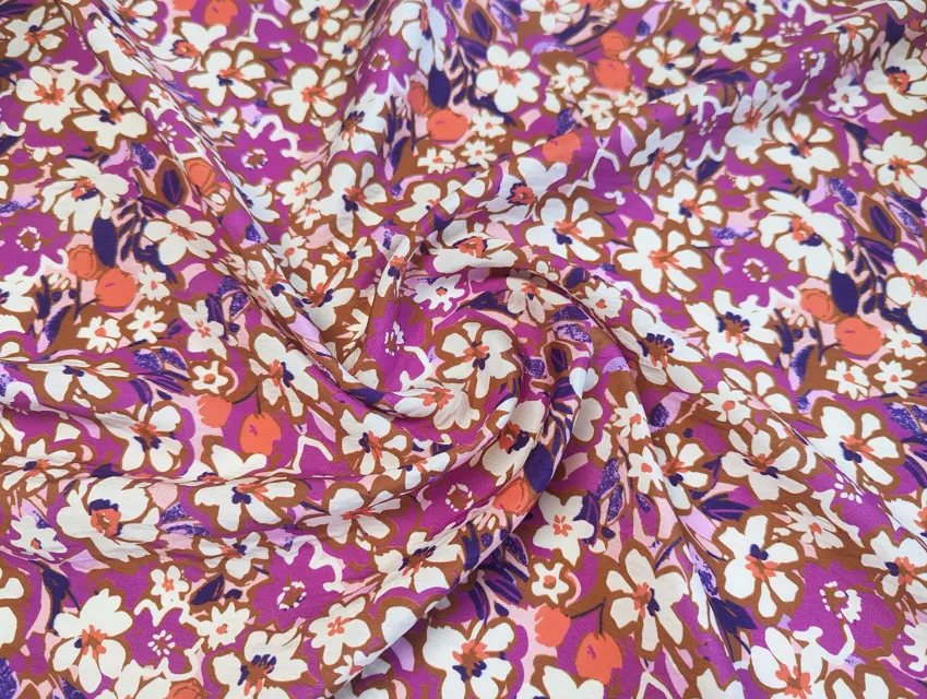 Вискоза шелк Бохо цветочная поляна, фуксия с темно-фиолетовым - фото 1 - интернет-магазин tkani-atlas.com.ua