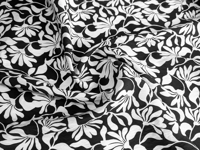 Вискоза шелк Бохо цветочки на веточке, черный на молочном - фото 1 - интернет-магазин tkani-atlas.com.ua