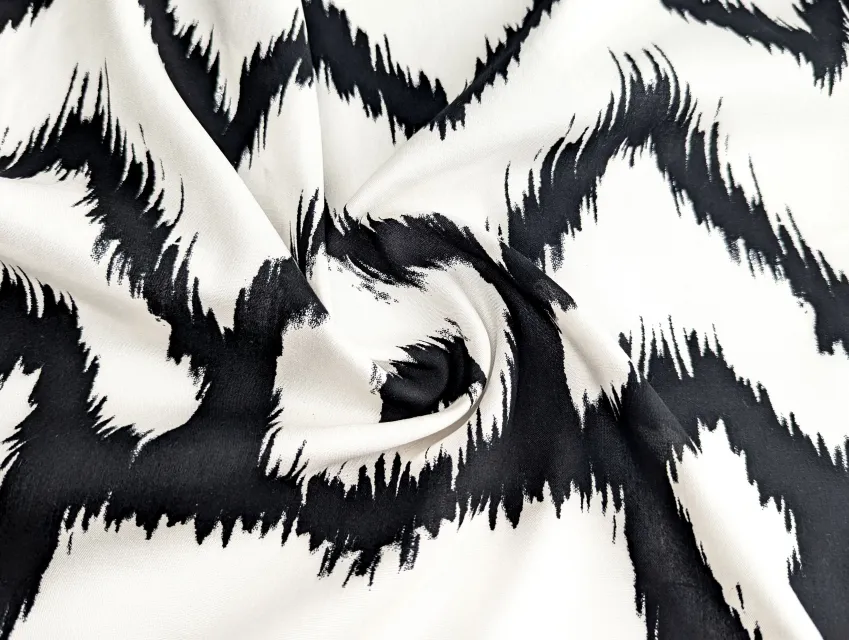 Штапель шовковистий геометрична абстракція, молочний з чорним - фото 1 - інтернет-магазин tkani-atlas.com.ua