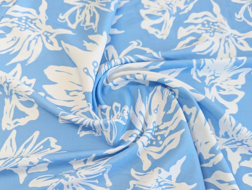 Вискоза шелк Бохо лилии, молочный на голубом - фото 1 - интернет-магазин tkani-atlas.com.ua