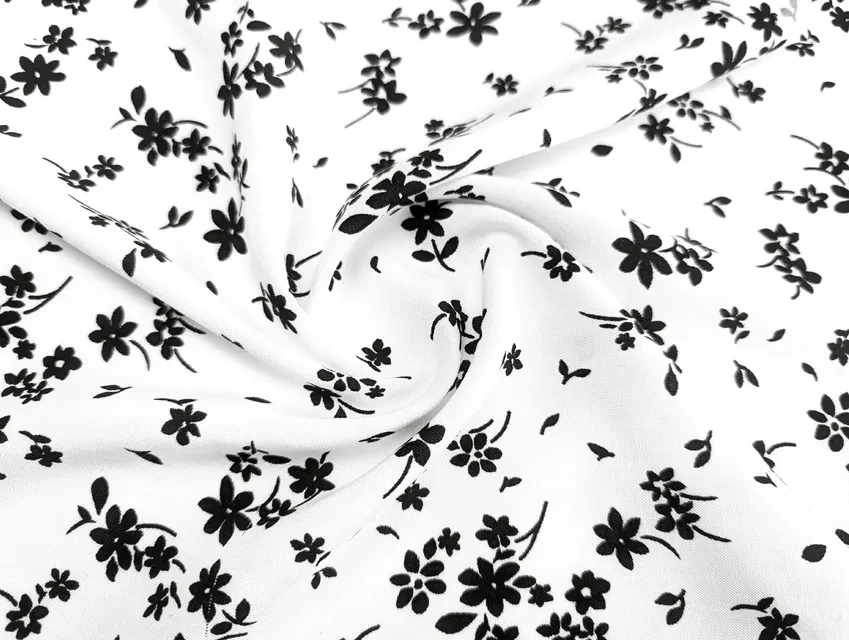Штапель шелковистый цветочная россыпь, молочный с черным (отрез 0,7 м) - фото 1 - интернет-магазин tkani-atlas.com.ua